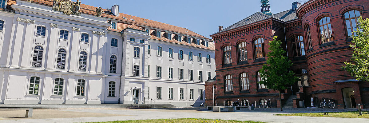 Hauptgebäude Innenhof